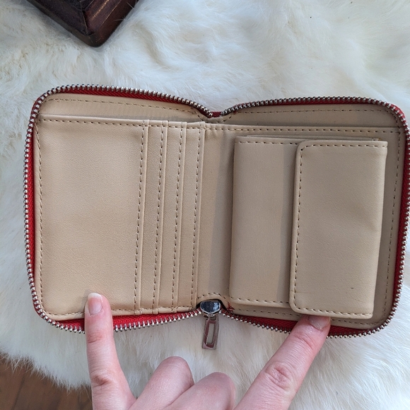 GUESS Flora Wallet with a Zipper - Picture 5 of 7